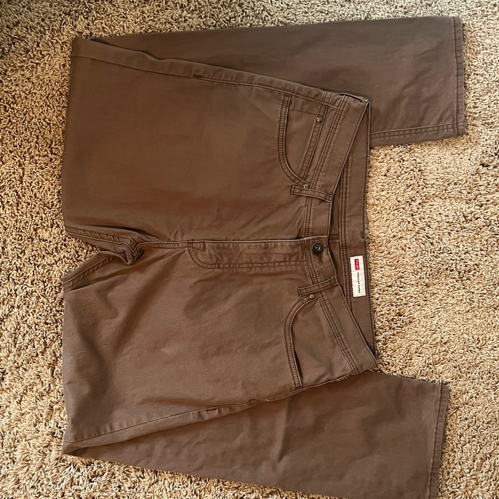 Mens wrangler tapered leg pants. Size 32x30.